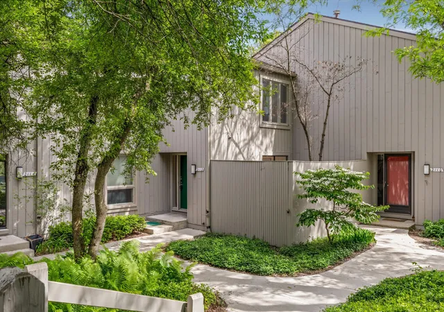 Listing Photo 2 - Condo for sale in building located at 2112 Overlook Ct, Ann Arbor, MI 48103