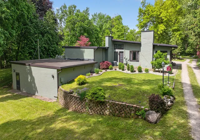 Photo 1 of Sale Pending at 2934 Robinson Rd, Jackson, MI 49203 | MLS# 55026025037 | Listing updated on 2026-06-19