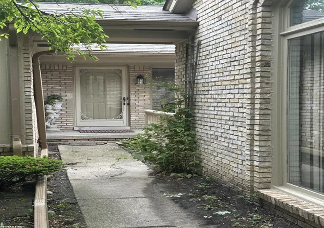 Listing Photo 2 - Condo for sale in building located at 17765 E Kirkwood Dr, Clinton Township, MI 48038