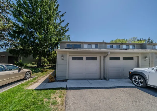 Listing Photo 2 - Condo for sale in building located at 744 Peninsula Ct, Ann Arbor, MI 48105