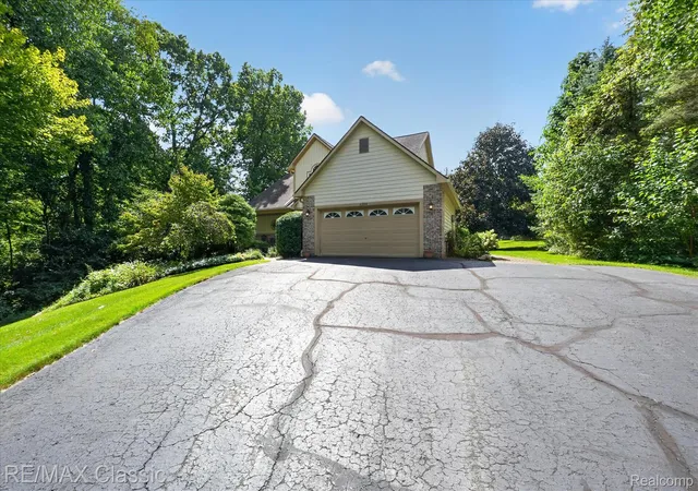 Photo 3 of Single family home for sale at 6280 Whispering Meadows Dr, White Lake Charter Township Oakland, MI 48383 | MLS# 20261038678 | Listing updated on 2026-10-05
