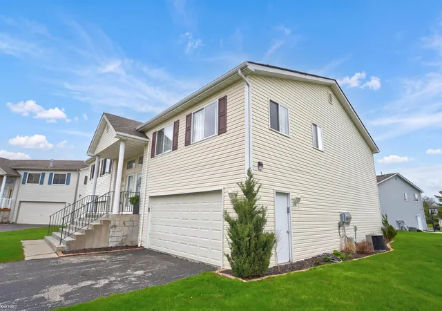 Photo 2 of Condo for sale at 1170 Parklane Cir, Grand Blanc, MI 48439 | MLS# 5050209122 | Listing updated on 2026-06-04