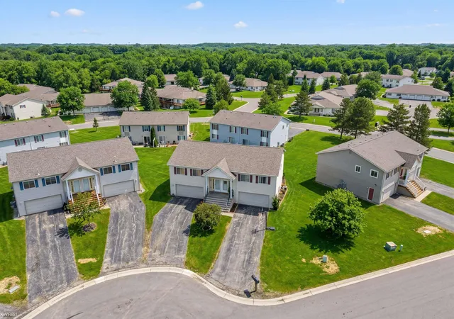 Photo 3 of Condo for sale at 1170 Parklane Cir, Grand Blanc, MI 48439 | MLS# 5050209122 | Listing updated on 2026-06-04