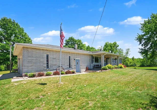Photo 3 of Single family home for sale at 4389 Pine River Rd, Saint Louis, MI 48880 | MLS# 79080068856 | Listing updated on 2026-06-11