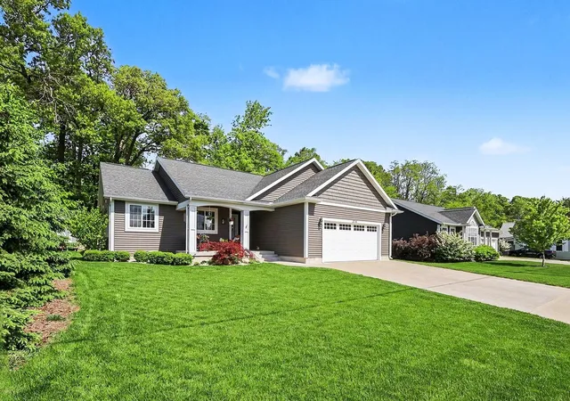 1st image of 2006 Lake Ave, Muskegon, MI 49445 | MLS# 71026025127