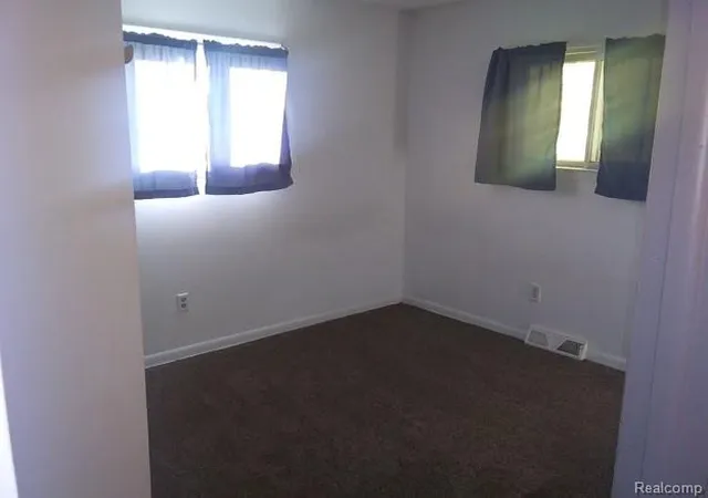 Photo 3 of Single family home for sale at 1050 W Mclean Ave, Flint, MI 48507 | MLS# 20261038731 | Listing updated on 2026-05-29