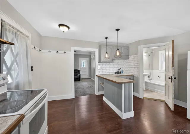 Photo 3 of Single family home for sale at 1122 N Madison St, Lapeer, MI 48446 | MLS# 20261038763 | Listing updated on 2026-06-08
