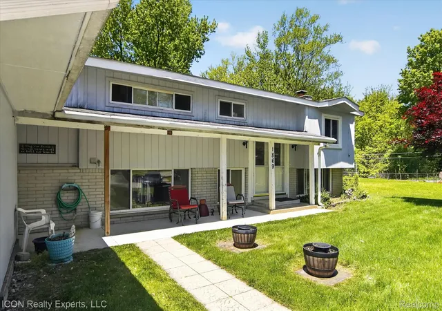 Homes for sale in Commerce Charter Township Oakland, MI | 1869 Middle Trail Rd, Commerce Charter Township Oakland, MI 48390 | MLS# 20261038782