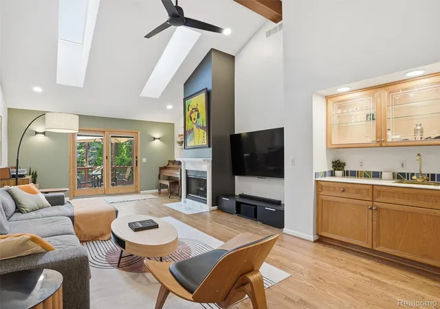 Photo 3 of Condo for sale at 426 Oak Run Ct, Royal Oak, MI 48073 | MLS# 20261038824 | Listing updated on 2026-06-18