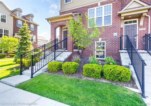 Listing Photo 4 - Condo for sale in building located at 2924 Glenbar Cir, Rochester, MI 48307