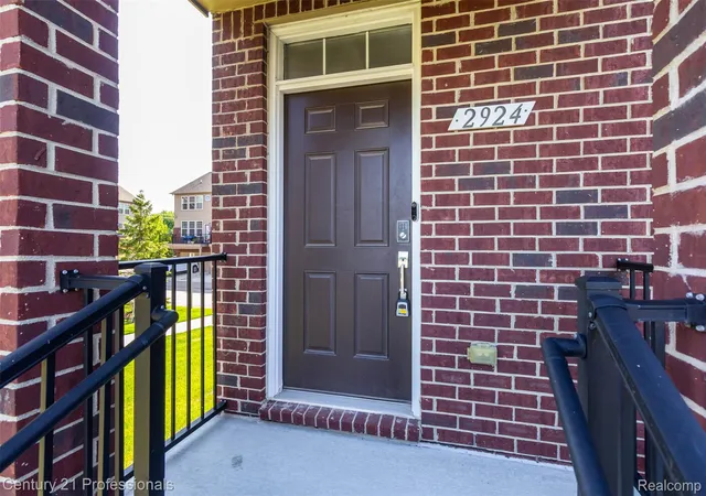 Listing Photo 5 - Condo for sale in building located at 2924 Glenbar Cir, Rochester, MI 48307