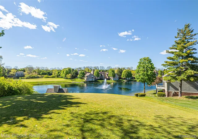 Listing Photo 5 - Condo for sale in building located at 2456 Inglehill Pt, Bloomfield Hills, MI 48304