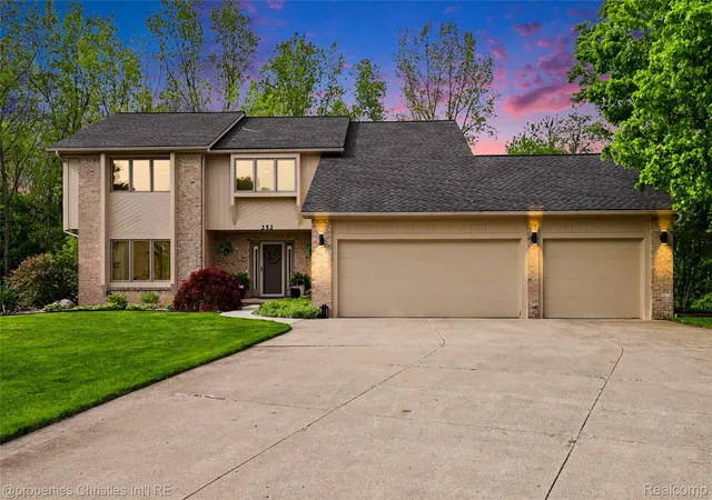 Photo 3 of Single family home for sale at 252 Granada Dr, White Lake, MI 48386 | MLS# 20261038871 | Listing updated on 2026-06-03