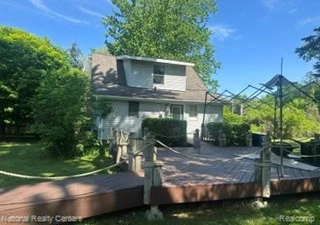 Photo 2 of Single family home for sale at 20 Crescent Lake Rd, Waterford, MI 48327 | MLS# 20261038880 | Listing updated on 2026-07-30