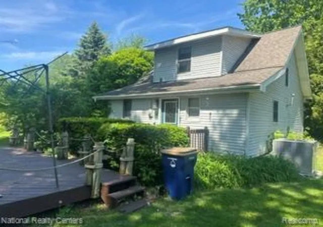 Photo 3 of Single family home for sale at 20 Crescent Lake Rd, Waterford, MI 48327 | MLS# 20261038880 | Listing updated on 2026-07-30