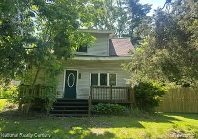 Photo 3 of Single family home for sale at 20 Crescent Lake Rd, Waterford, MI 48327 | MLS# 20261038880 | Listing updated on 2026-07-30