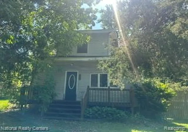 Photo 4 of Single family home for sale at 20 Crescent Lake Rd, Waterford, MI 48327 | MLS# 20261038880 | Listing updated on 2026-07-30