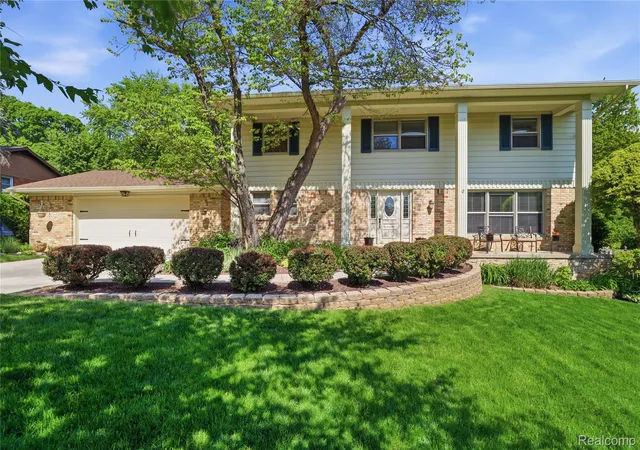 Photo 1 of Sale Pending at 6211 Kings Scepter Rd, Grand Blanc, MI 48439 | MLS# 20261038942 | Listing updated on 2026-09-10