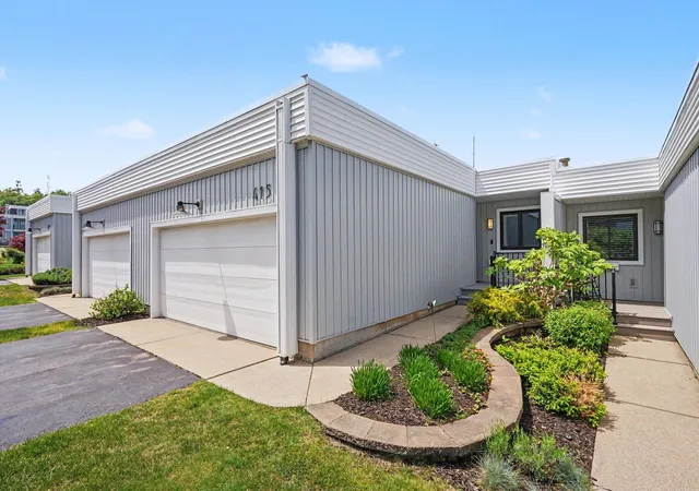 Listing Photo 2 - Condo for sale in building located at 415 Sandpiper Dr, Grand Haven, MI 49417