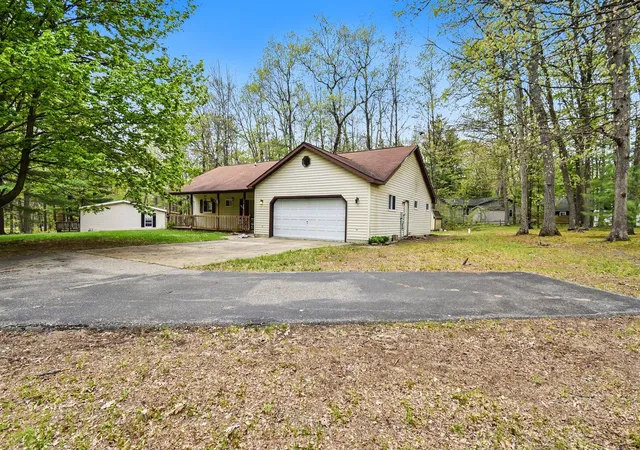 3rd image of 306 Silverhill Dr, Houghton Lake, MI 48629 | MLS# 65026025369