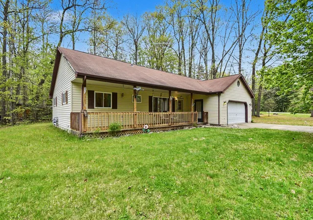 4th image of 306 Silverhill Dr, Houghton Lake, MI 48629 | MLS# 65026025369