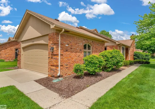 Listing Photo 4 - Condo for sale in building located at 41010 W Rosewood Dr, Clinton Township, MI 48038
