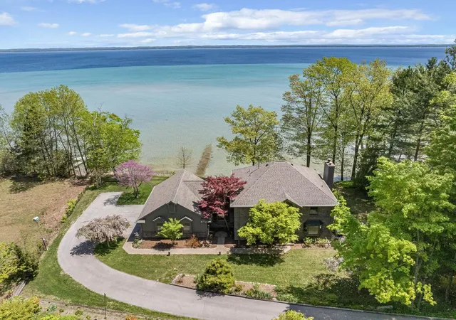 Photo 2 of Single family home for sale at 17744 Smokey Holw Rd, Traverse City, MI 49686 | MLS# 78080068893 | Listing updated on 2026-09-14