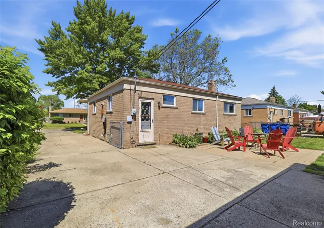 Photo 3 of Single family home for sale at 31230 Iroquois Dr, Warren, MI 48088 | MLS# 20261039083 | Listing updated on 2026-06-21