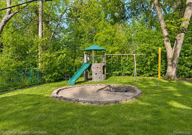 Homes for sale in Ann Arbor City Washtenaw, MI | 2182 Yorktown Dr, Ann Arbor City Washtenaw, MI 48105 | MLS# 20261039086