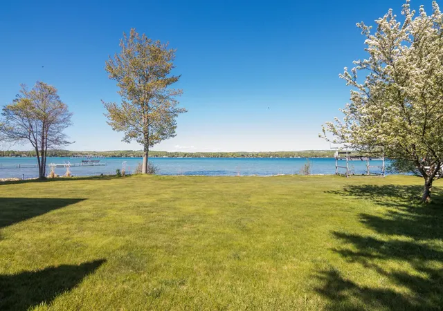 Photo 4 of Single family home for sale at 3930 Thierry Cir, Kewadin, MI 49648 | MLS# 78080068917 | Listing updated on 2026-06-16