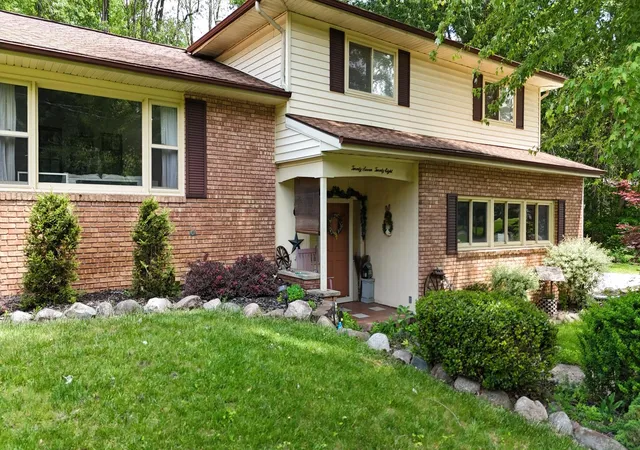 Photo 1 of Single family home for sale at 2728 Forest Lake Dr, Jackson, MI 49203 | MLS# 55026025489 | Listing updated on 2026-06-19