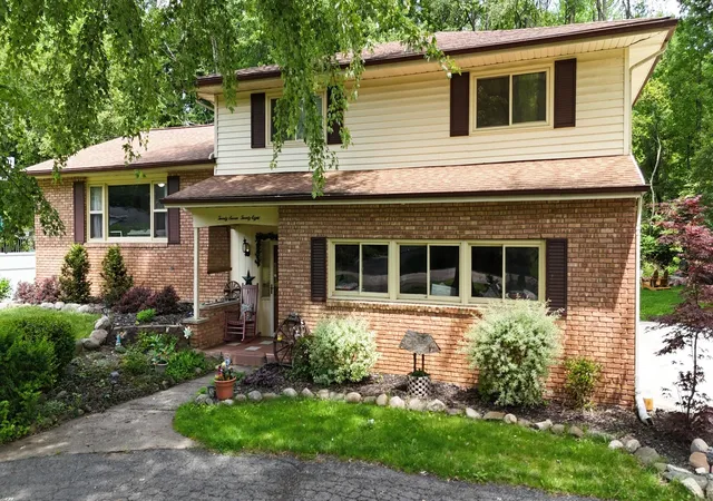 Photo 2 of Single family home for sale at 2728 Forest Lake Dr, Jackson, MI 49203 | MLS# 55026025489 | Listing updated on 2026-06-19