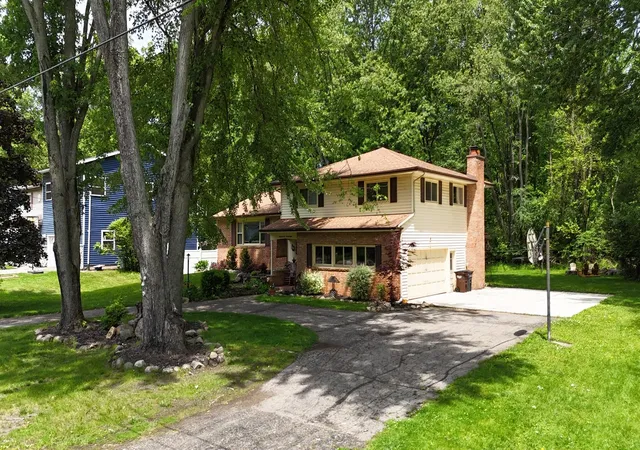 Photo 3 of Single family home for sale at 2728 Forest Lake Dr, Jackson, MI 49203 | MLS# 55026025489 | Listing updated on 2026-06-19