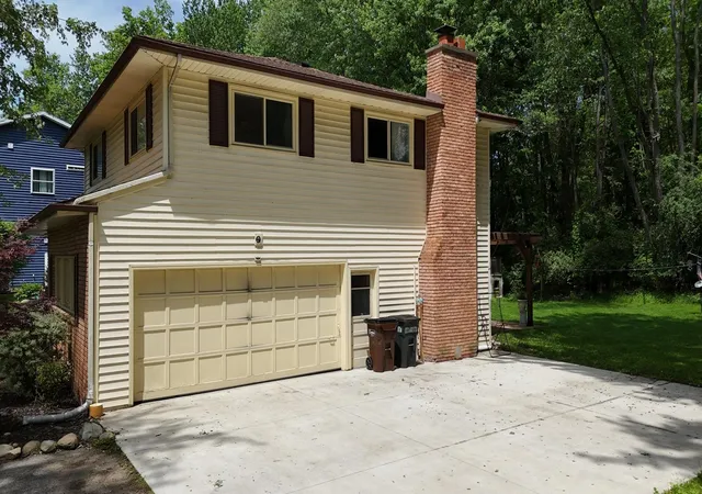 Photo 3 of Single family home for sale at 2728 Forest Lake Dr, Jackson, MI 49203 | MLS# 55026025489 | Listing updated on 2026-06-19
