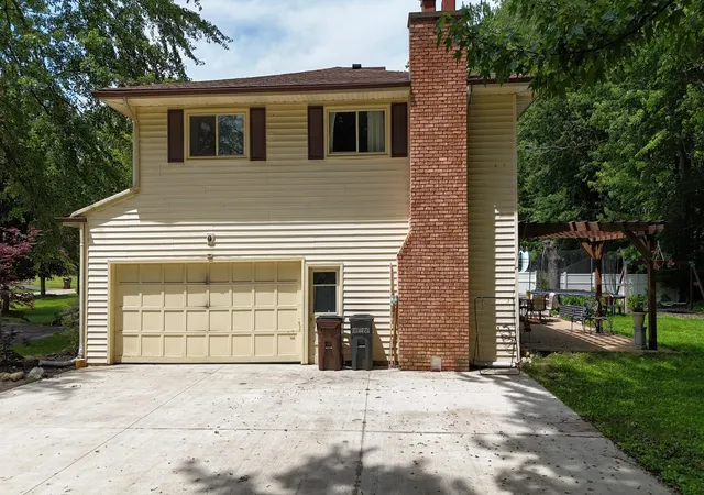 Photo 4 of Single family home for sale at 2728 Forest Lake Dr, Jackson, MI 49203 | MLS# 55026025489 | Listing updated on 2026-06-19