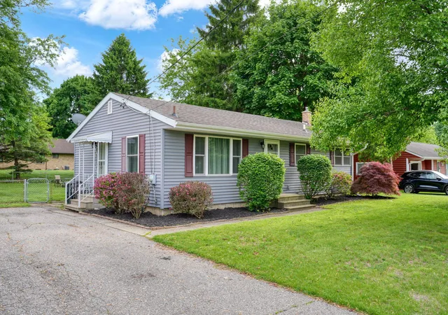 Photo 3 of Single family home for sale at 1321 Michael Dr, Jackson, MI 49202 | MLS# 55026025506 | Listing updated on 2026-06-01