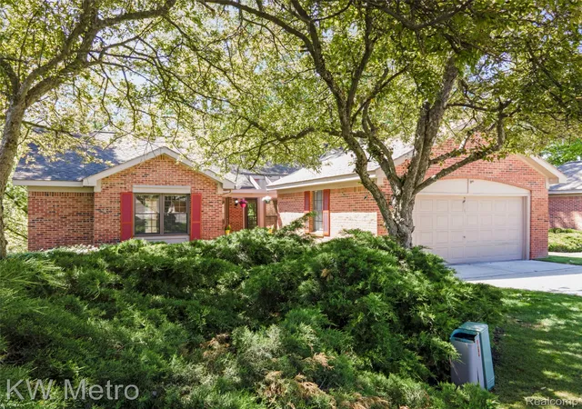 Photo 1 of Sale Pending at 7348 Meadowridge Cir, West Bloomfield, MI 48322 | MLS# 20261039147 | Listing updated on 2026-06-21