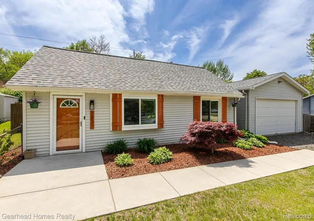 Photo 1 of Single family home for sale at 2831 Watkins Lake Rd, Waterford, MI 48328 | MLS# 20261039160 | Listing updated on 2026-06-14