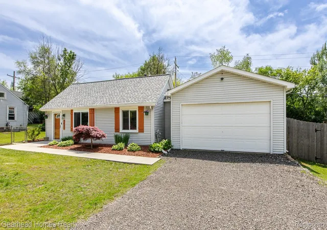 Photo 2 of Single family home for sale at 2831 Watkins Lake Rd, Waterford, MI 48328 | MLS# 20261039160 | Listing updated on 2026-06-14