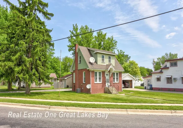 Photo 2 of Single family home for sale at 736 Stoker Dr, Saginaw, MI 48604 | MLS# 61050209335 | Listing updated on 2026-06-02