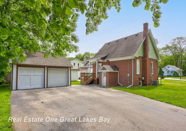 Photo 3 of Single family home for sale at 736 Stoker Dr, Saginaw, MI 48604 | MLS# 61050209335 | Listing updated on 2026-06-02