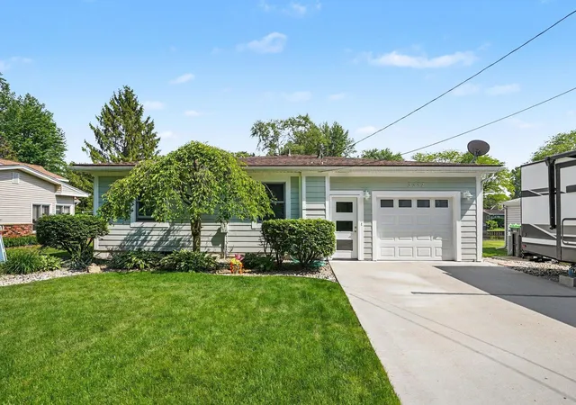 Photo 2 of Single family home for sale at 3332 Shawnee Trl, Pinckney, MI 48169 | MLS# 5050209334 | Listing updated on 2026-08-27