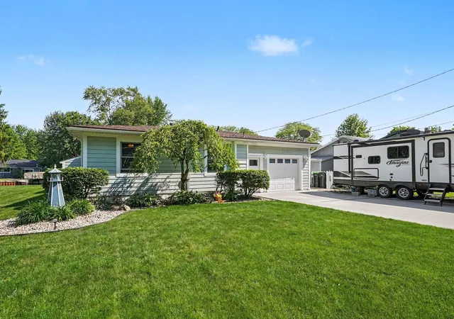 Photo 3 of Single family home for sale at 3332 Shawnee Trl, Pinckney, MI 48169 | MLS# 5050209334 | Listing updated on 2026-08-27