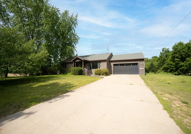 Photo 2 of Single family home for sale at 2995 65th Street, Fennville, MI 49408 | MLS# 71026025548 | Listing updated on 2026-06-07