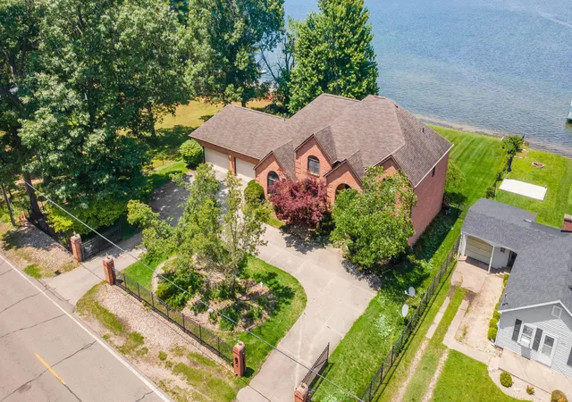 Photo 3 of Single family home for sale at 2647 Lake Shore Dr, Niles, MI 49120 | MLS# 69026025607 | Listing updated on 2026-09-09