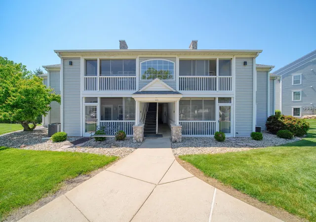 2nd image of 822 W Barrington Cir, Jackson, MI 49203 | MLS# 55026025608