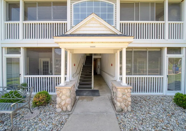 3rd image of 822 W Barrington Cir, Jackson, MI 49203 | MLS# 55026025608