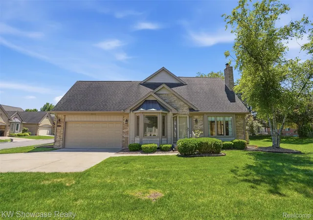 Listing Photo 2 - Condo for sale in building located at 54519 Cambridge Dr, Shelby Township, MI 48315