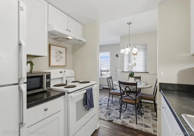 4th image of 25323 Franklin Ter, South Lyon, MI 48178