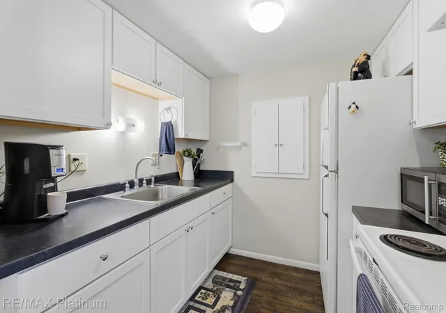 5th image of 25323 Franklin Ter, South Lyon, MI 48178